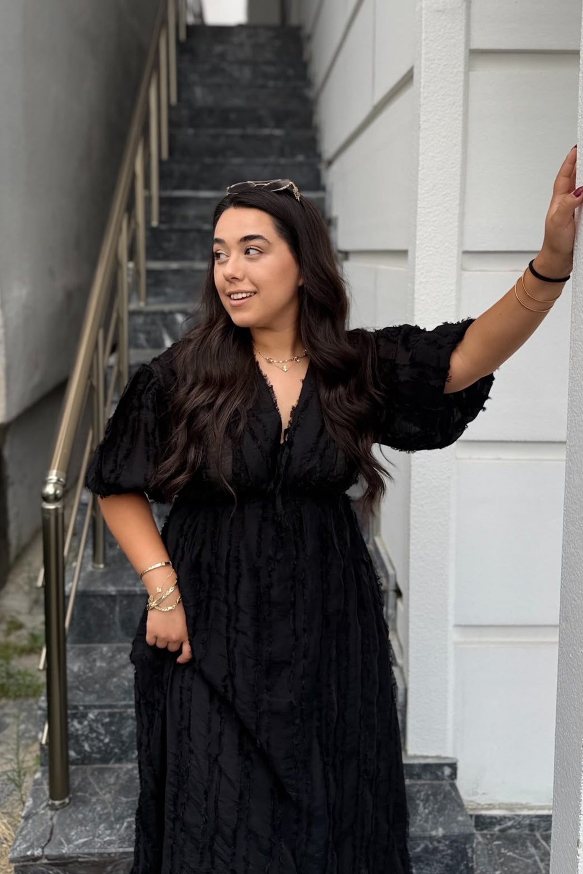 V Yaka Bürümcük Dokulu Siyah Midi Elbise